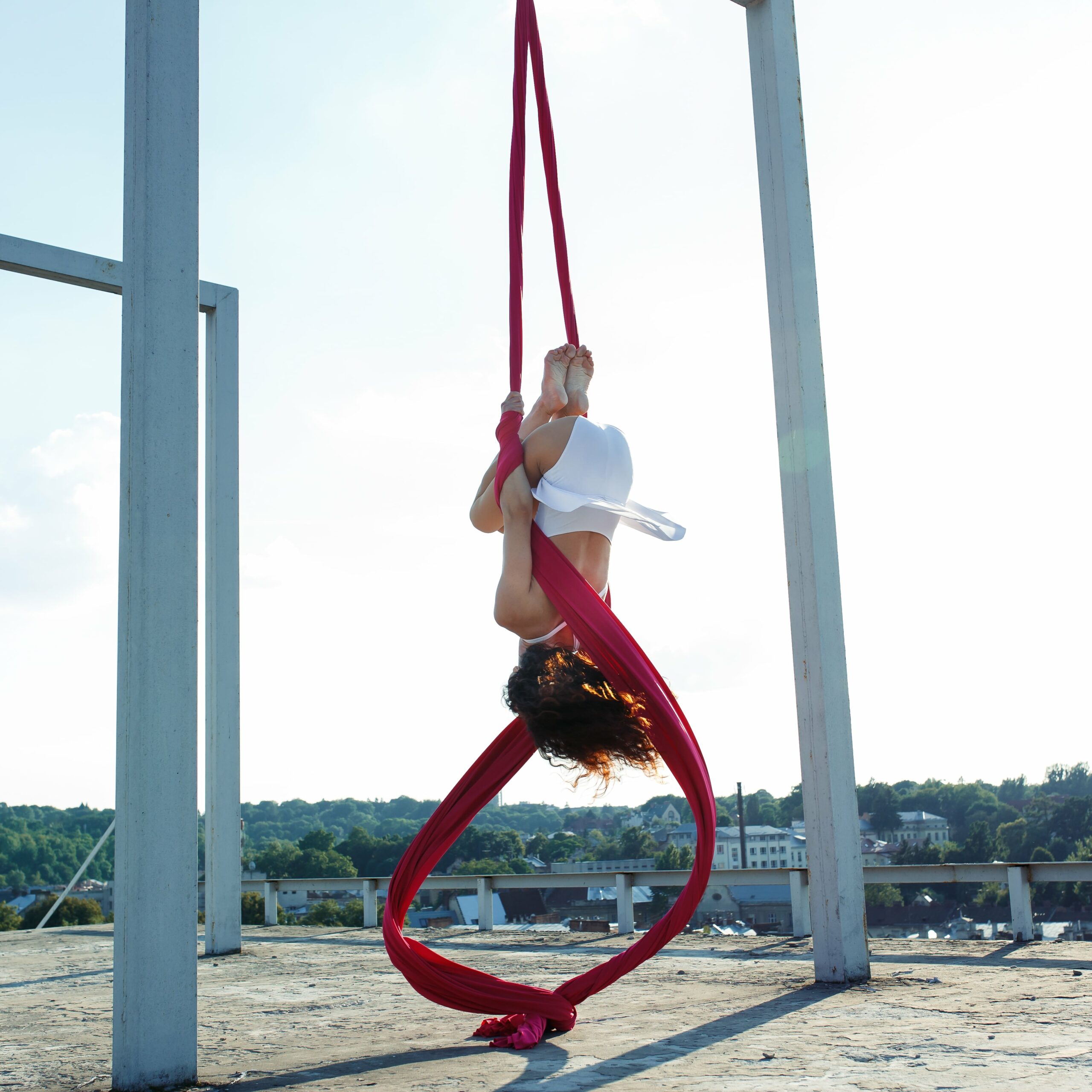 belle-danseuse-aerienne-danse-de-soie-sur-le-toit-au-lever-du-soleil-min pole dance poids